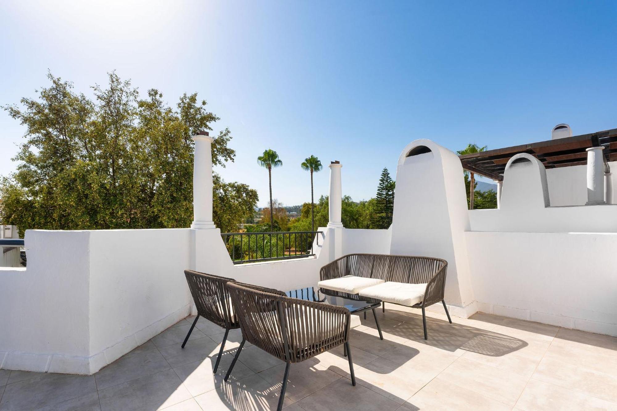 Cozy Townhouse With Rooftop Terrace And Pool Marbella